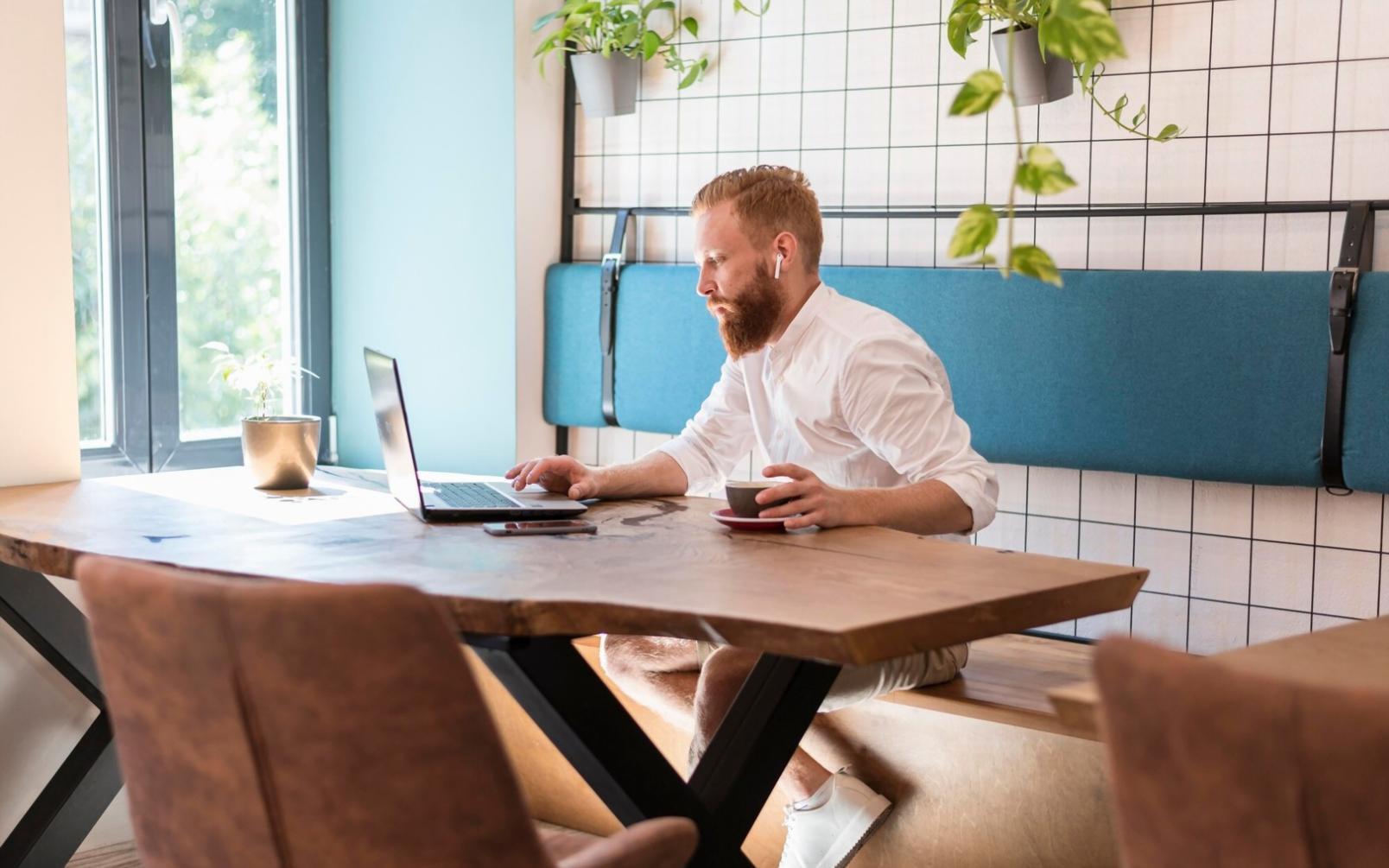 Professionelle Finanzanalyse Arbeitsplatz mit modernen Tools